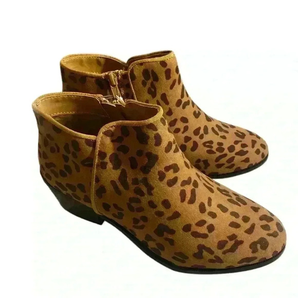 Amazon Essentials Shoes - NWOT Amazon Essentials Women's Aola Faux Suede Ankle Booties